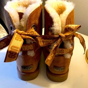 Size 7 UGG bailey boot with bows